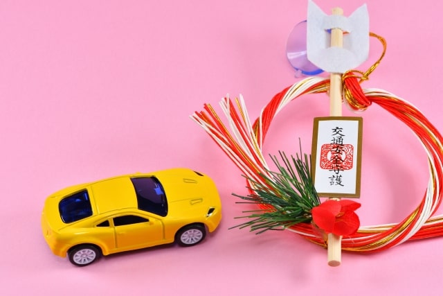 車内のお守り、どこに置くのが正解？運転の邪魔をしない安全でご利益のあるレイアウト術