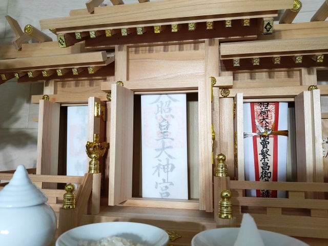 神社でお札をもらうときの封筒の書き方ガイド|初穂料の表書き・願い事の書き方まで丁寧に解説