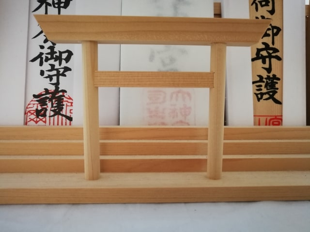 神棚の正しい配置方法：米・塩・水・酒の意味と飾り方ガイド