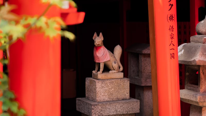お稲荷様の神棚配置ガイド|一緒に祀る方法と専用稲荷社の置き方まで解説
