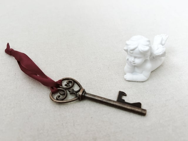 縁結びのお守りは鍵につけても大丈夫?正しい持ち方と注意点を徹底解説
