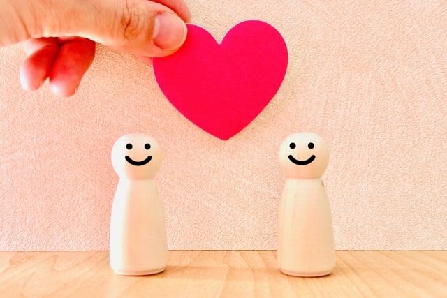 縁結びのお守りはいつまで持つ？返納のタイミングと正しい扱い方を徹底解説