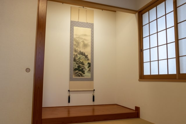 床の間に神棚を正しく配置する方法|方角・高さ・仏壇併設&実例ガイド