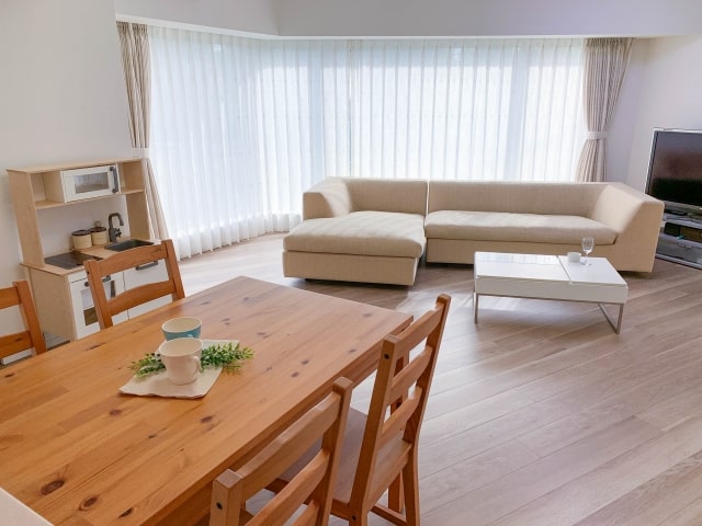 ダイニングテーブルの正しい位置はどこ?家相で運気を上げる配置と避けたいNG例を徹底解説