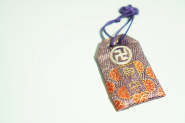 お寺でお守りを授かる正しい手順とマナーとは?初心者でも安心できる参拝ガイド